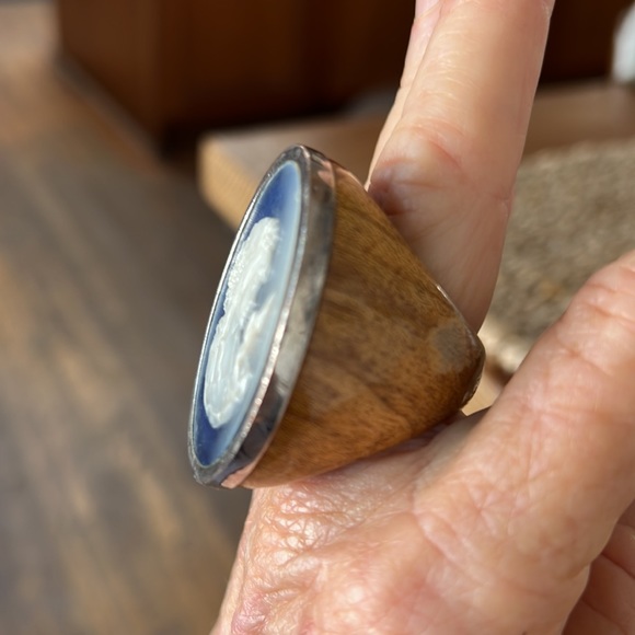 Italian Cameo wood ring - Picture 6 of 6